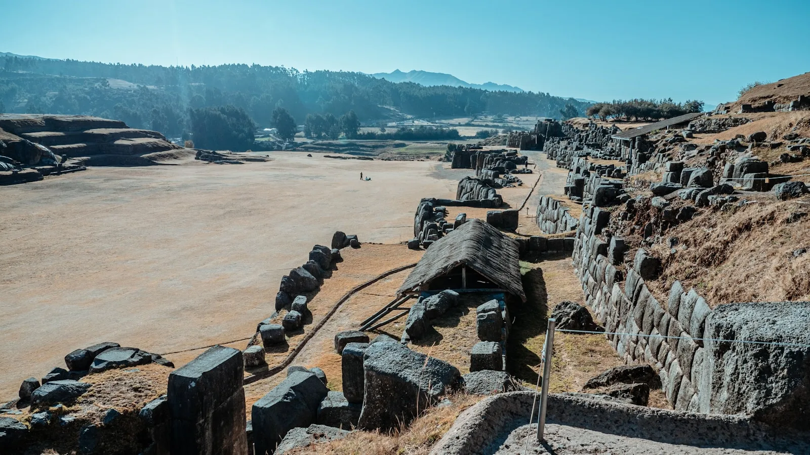 Vue aérienne de Cusco avec ses toits de tuiles rouges et les ruines de Sacsayhuamán en arrière-plan dans les Andes péruviennes
