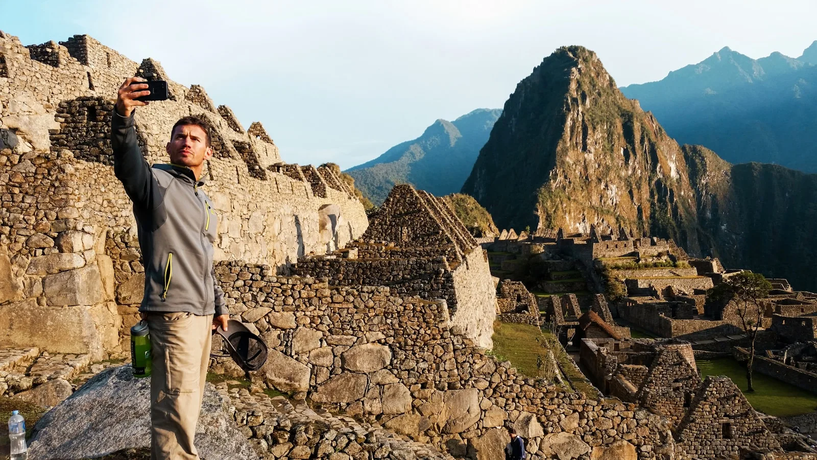 Téléphone avec connexion 4G devant le Machu Picchu au Pérou
