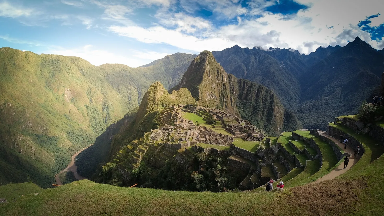 Vue sur les Andes péruviennes depuis Cusco avec ciel bleu et nuages
