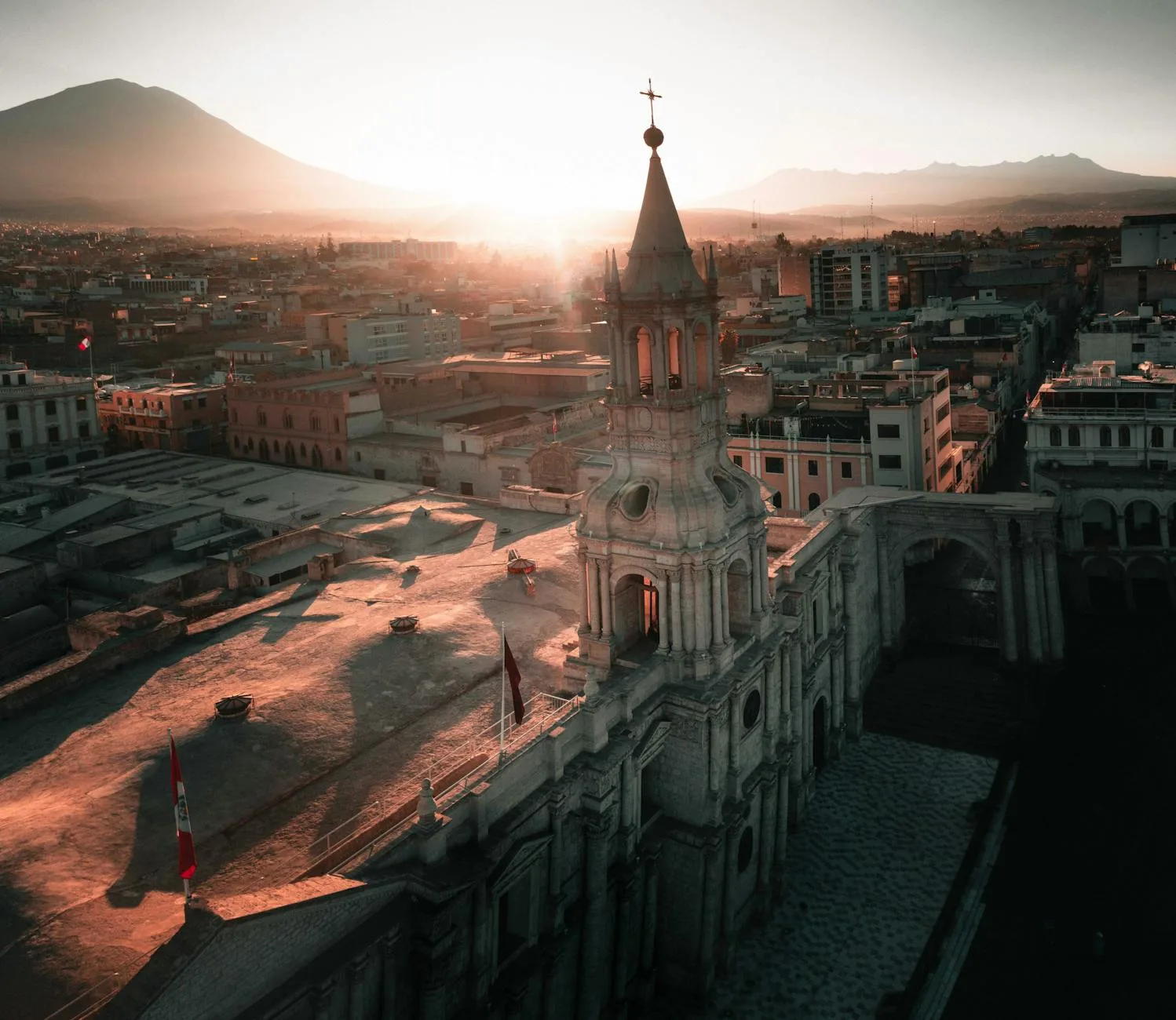 Vue sur la Plaza de Armas d'Arequipa avec la cathédrale en pierre blanche volcanique et le volcan El Misti en arrière-plan
