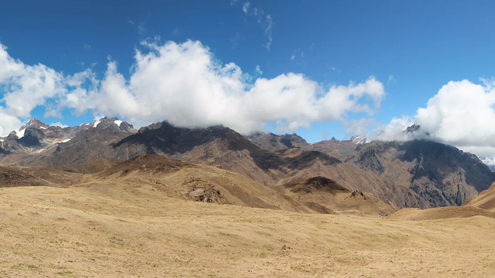 Vue sur Huaraz avec la Cordillère Blanche enneigée en arrière-plan sous un ciel bleu andin