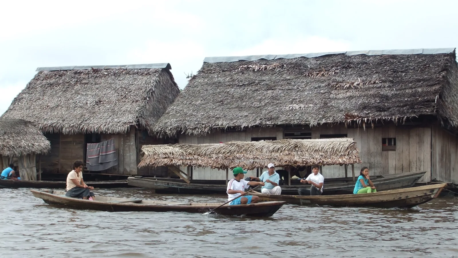 Vue sur l'Amazone depuis les berges d'Iquitos au coucher du soleil, Pérou