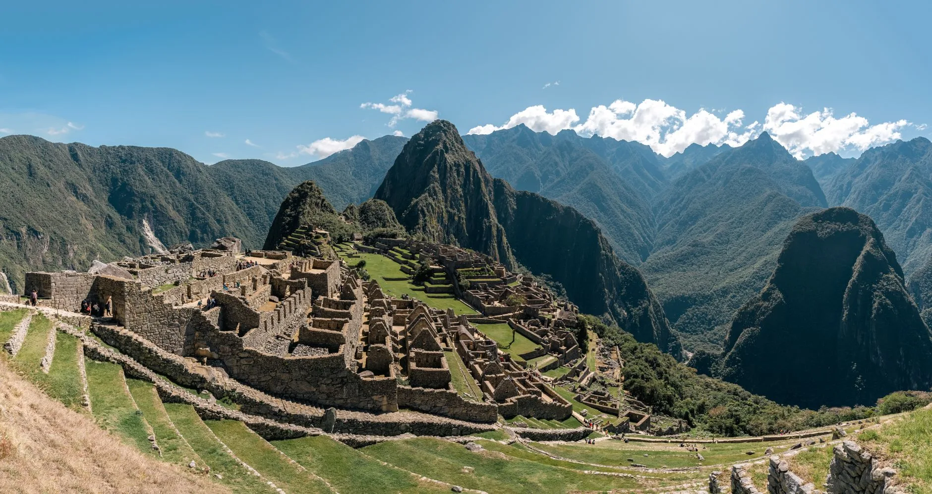 Vue sur Aguas Calientes, ville nichée dans la vallée verdoyante au pied du Machu Picchu