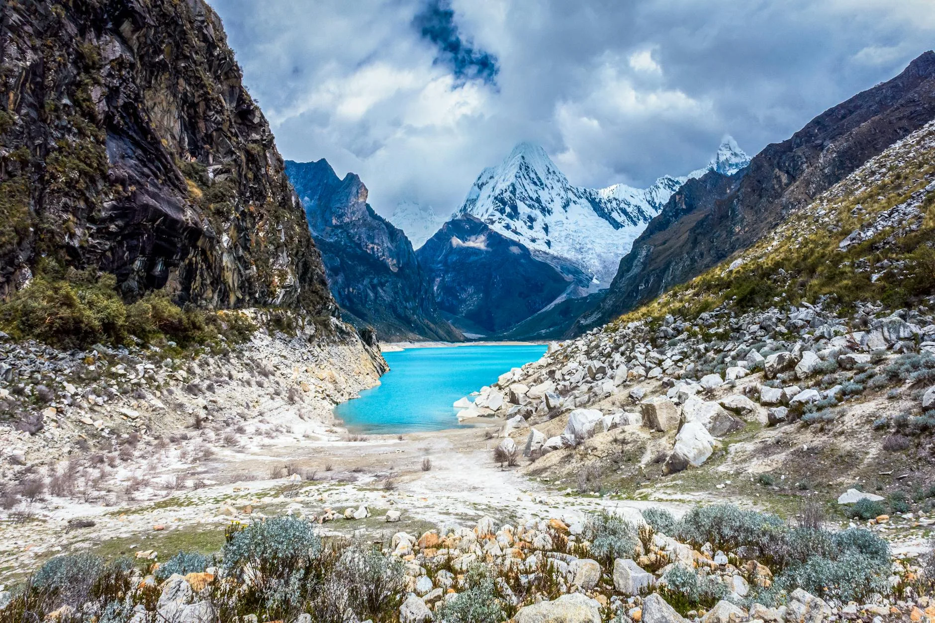 Vue panoramique sur les sommets enneigés de la Cordillère Blanche depuis Huaraz avec les glaciers brillant sous le soleil andin