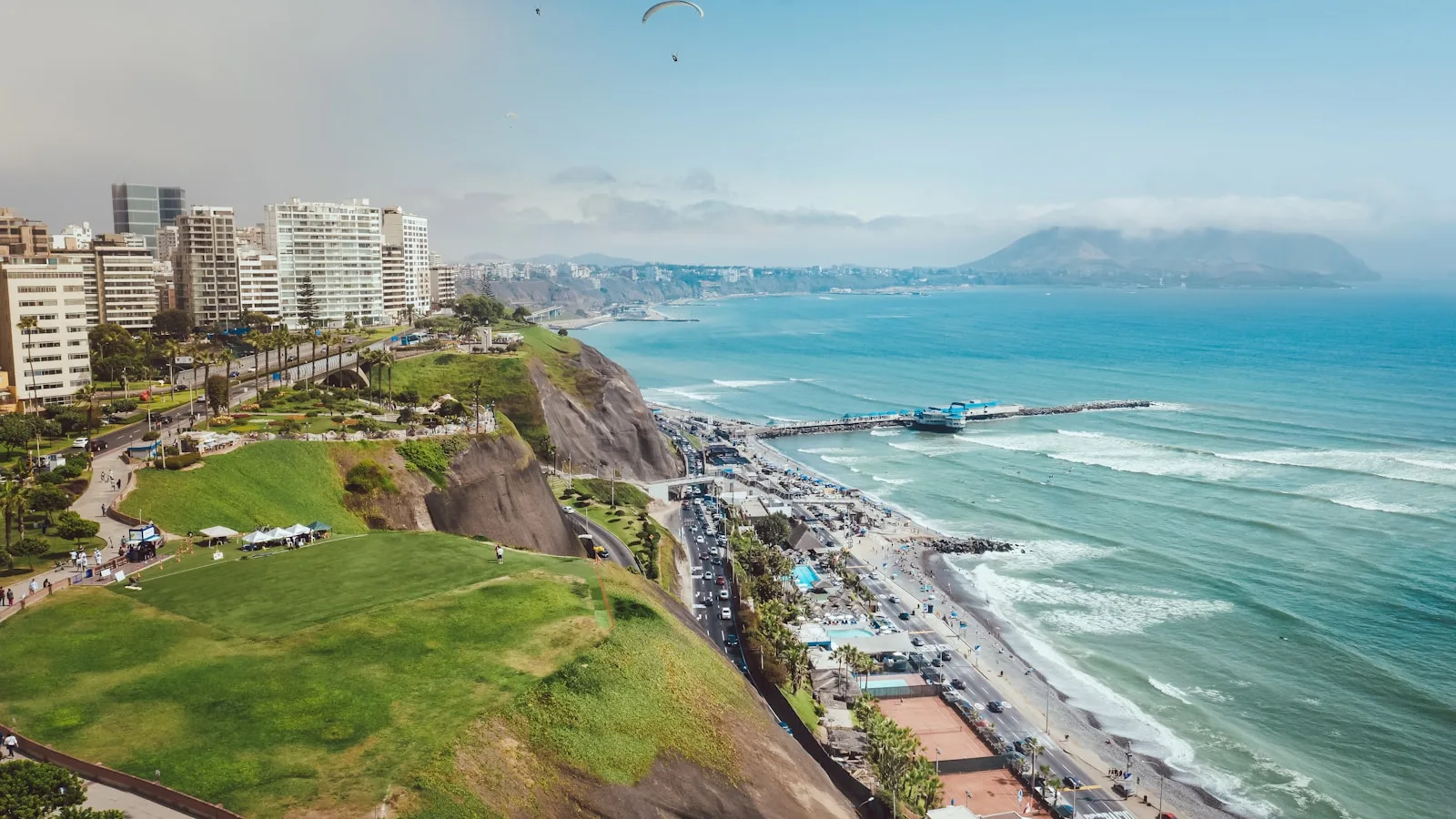 Vue panoramique sur les falaises de Miraflores à Lima avec le Pacifique en arrière-plan et le quartier en terrasses