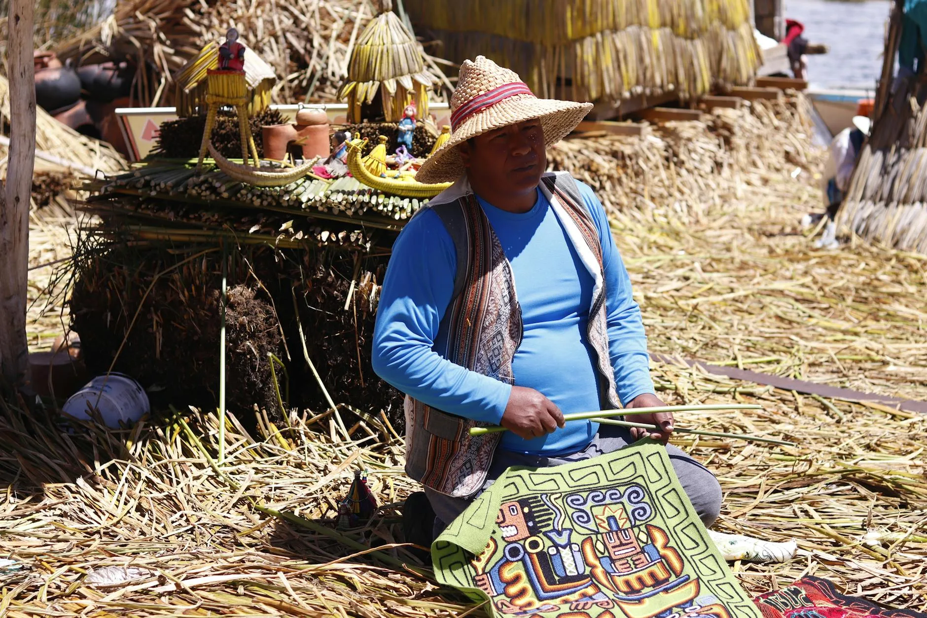 Vue sur le lac Titicaca depuis Puno avec les îles flottantes des Uros en premier plan et le ciel andin bleu intense